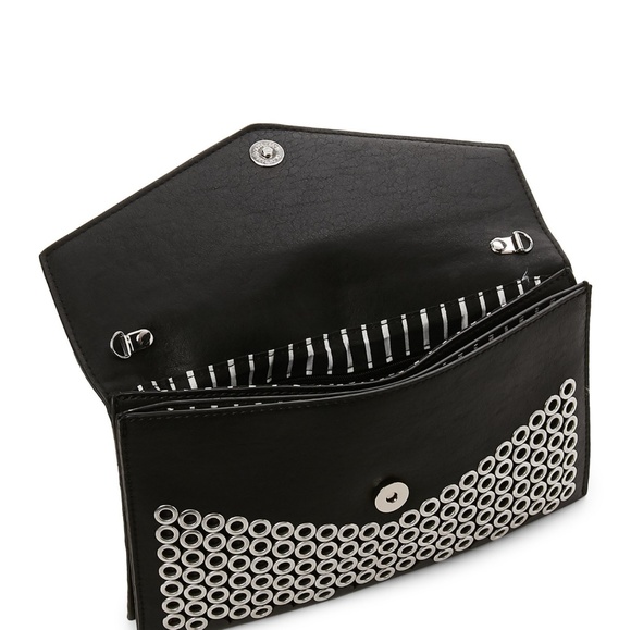 🎉🎊💝SALE💝🎊🎉 Urban Expression Ozzy Clutch - Picture 2 of 5